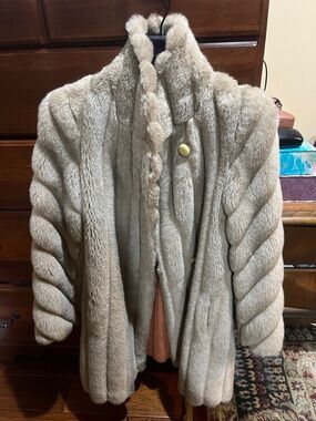 Beige Plush vintage from the 80sFaux-Fur Women's Coat - Elegant Winter Jacket